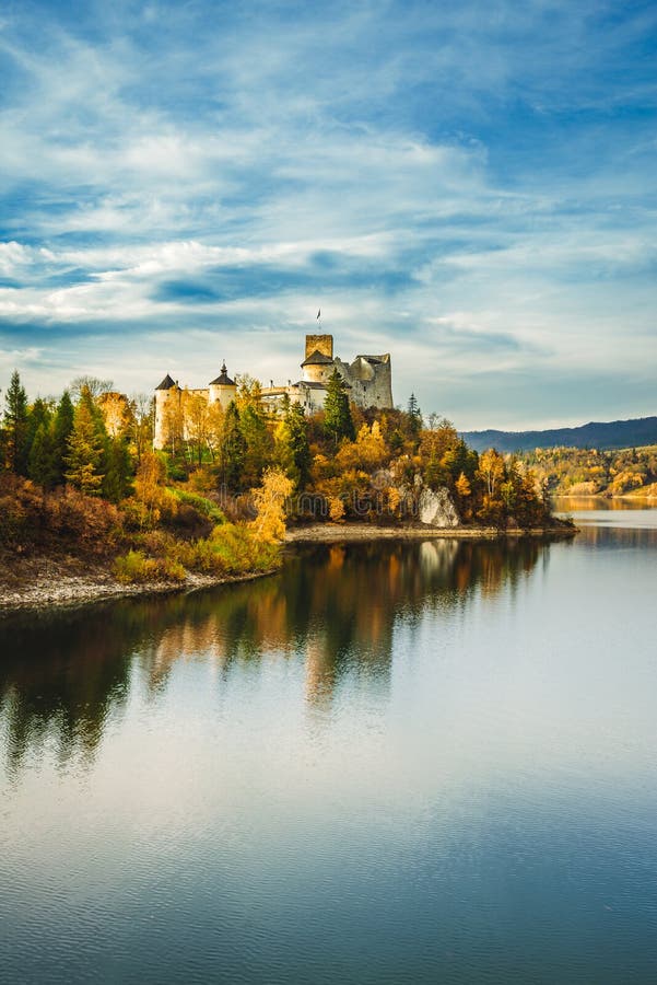 Autumn Czorsztyn-Schlosslandschaft Niedzica, Pieniny, Polen lizenzfreie stockfotos Autumn Czorsztyn-Schlosslandschaft Niedzica, Pieniny, Polen lizenzfreie stockfotos