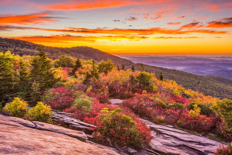 Autumn Dawn in Ridge Mountains blu fotografia stock libera da diritti Autumn Dawn in Ridge Mountains blu fotografia stock libera da diritti