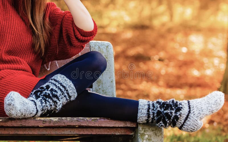 Autumn Fashion Weibliche Beine in den warmen Socken im Freien lizenzfreie stockfotografie Autumn Fashion Weibliche Beine in den warmen Socken im Freien lizenzfreie stockfotografie