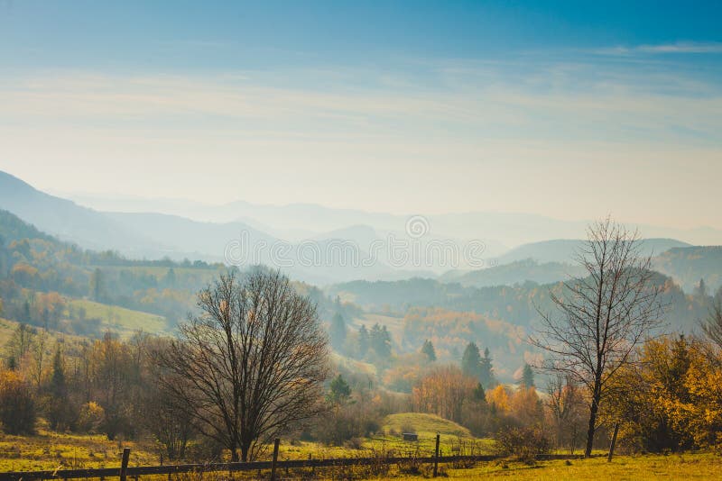 Jesenné hmlisté hory krajina Slovensko