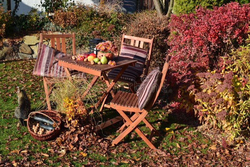 Jesenná záhrada s posedením a jesennou výzdobou