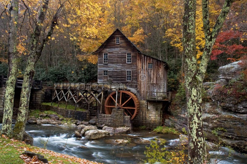 Krásne farebné októbra jesenné farby surround Glade Creek Grist mill v Západnej Virgínii.