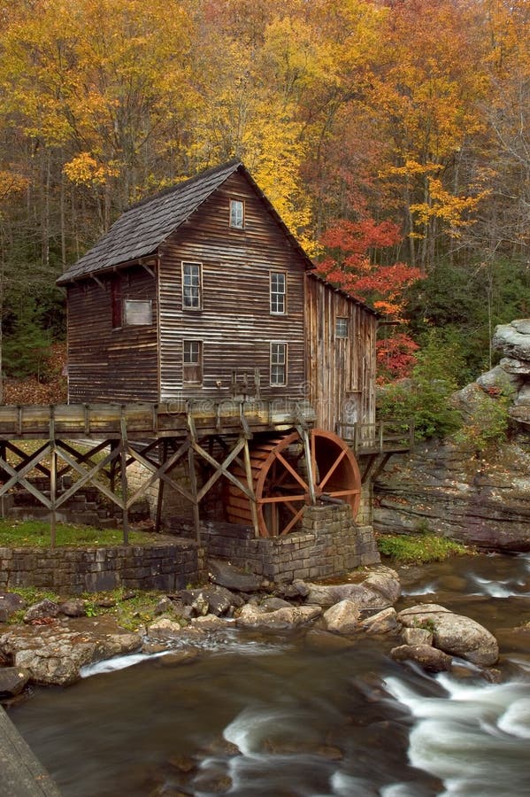 Bella colorata ottobre i colori dell'autunno circondano la Radura Grist mill Creek, nel West Virginia.