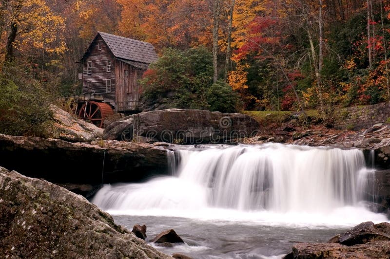 Bella colorata ottobre i colori dell'autunno circondano il Glade Creek Grist mill nel West Virginia.