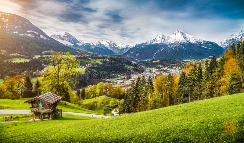 Panoramatický výhľad na krásnom horskom prostredí v Bavorských Alpách s dedine Berchtesgaden a Watzmann masívu v pozadí pri východe slnka, Nationalpark Berchtesgadener Land, Bavorsku, Nemecko.