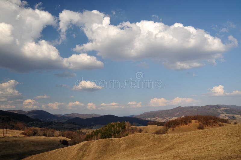 Jesenná krajina s modrou oblohou