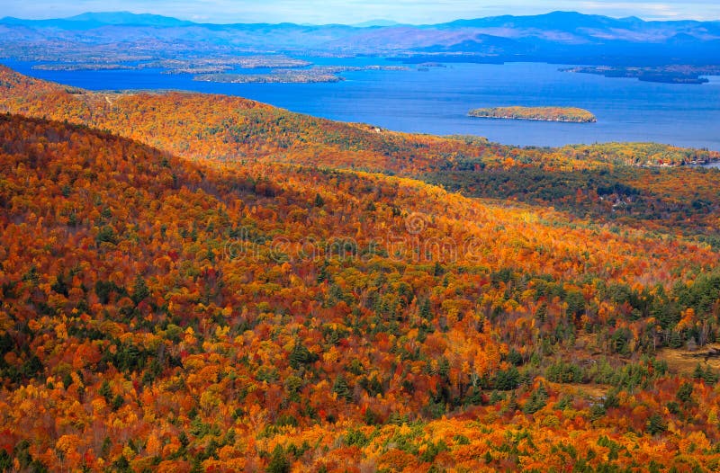 Autumn Landscape colorido con la opinión del lago