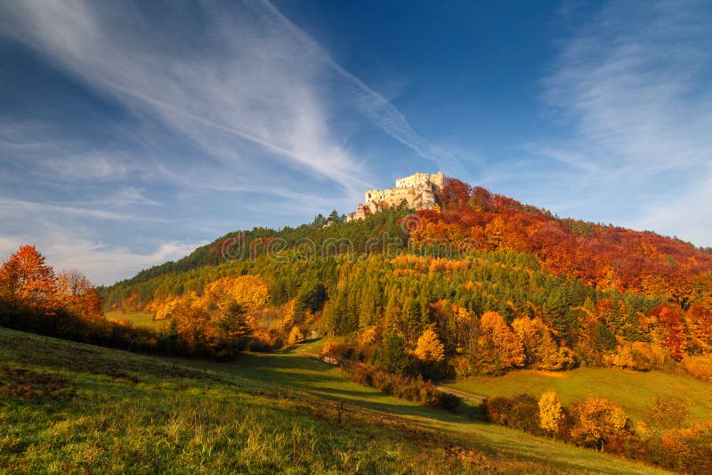 Podzimní krajina se středověkým hradem Lietava.