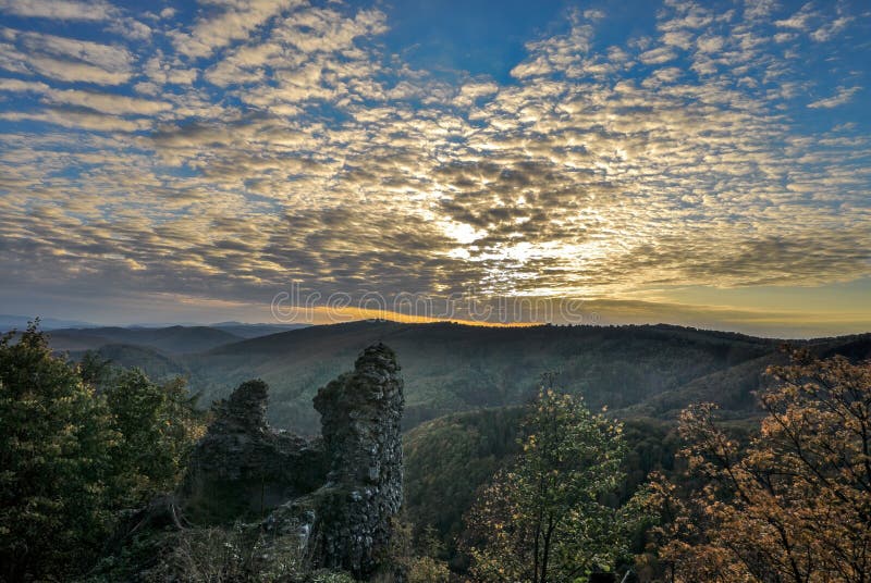 Jesenná krajina pri západe slnka s múrom zrúcaniny hradu