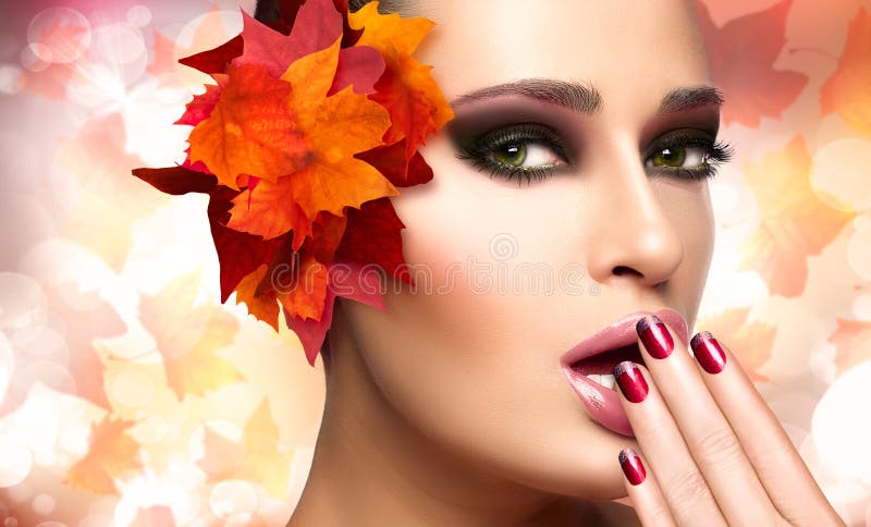 Autumn Makeup y clavo Art Trend Muchacha de la moda de la belleza de la caída fotos de archivo Autumn Makeup y clavo Art Trend Muchacha de la moda de la belleza de la caída fotos de archivo