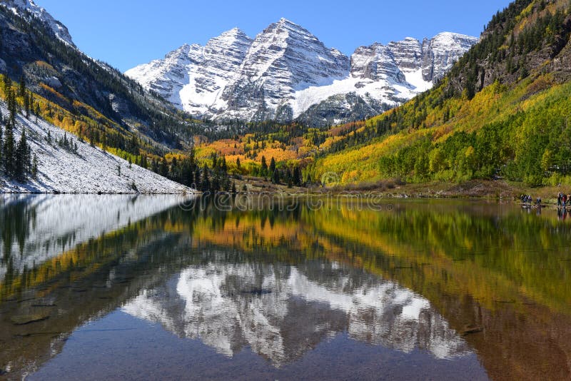 Autumn Maroon Bells e lago - horizontais fotos de stock royalty free Autumn Maroon Bells e lago - horizontais fotos de stock royalty free