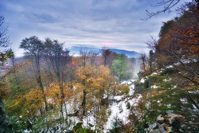 Podzimní ráno s mlhou v hoře Biely Kamen ve Vtáčniku