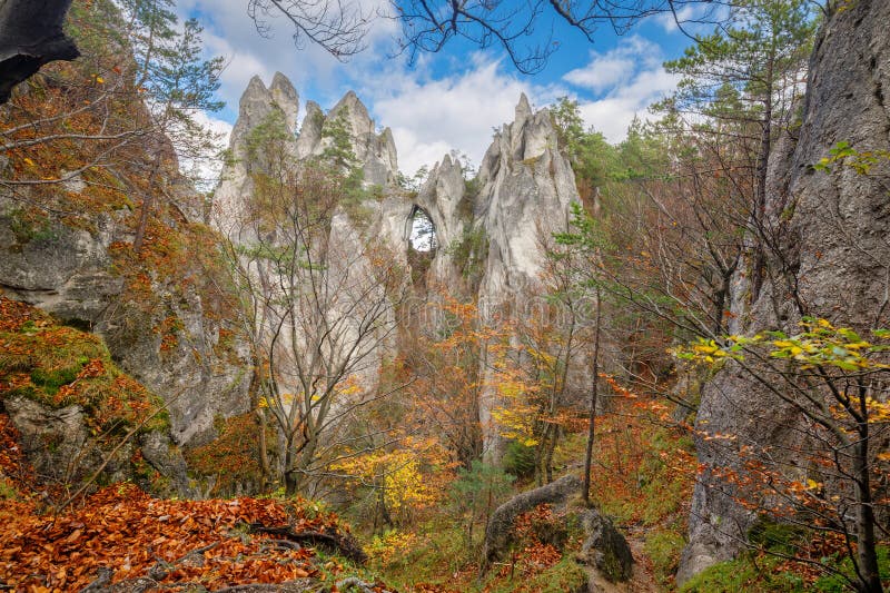 Podzimní horská krajina se skalní branou