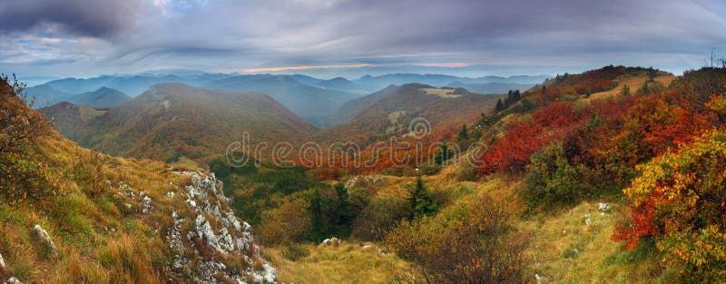 Podzimní hora z vrcholu Klak