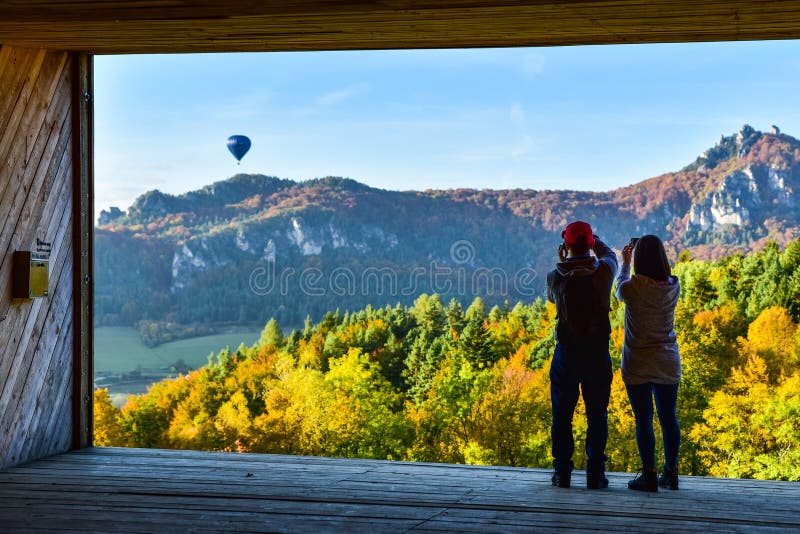 Podzimní příroda - tmavý dřevěný rám. Fotografie na pozadí s prostorem pro úpravy. Sulov, Slovensko