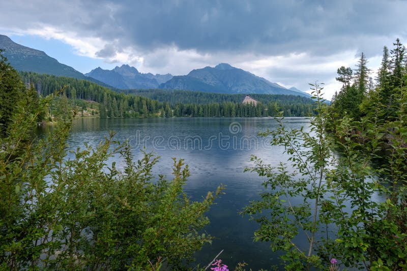 Odraz jesennej prírody v jazere Štrbské Pleso na Slovensku