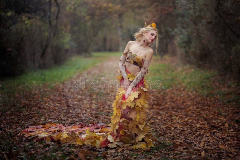 Bello l'Autunno Ninfa nel bosco di fate.