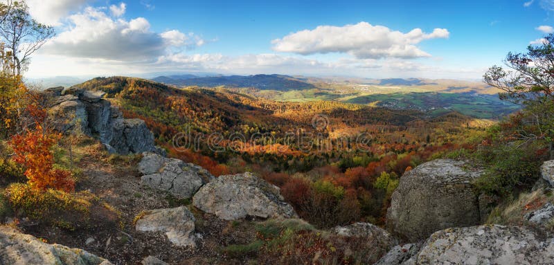 Jesenná panoráma s lesom z vrchu Sitno, Banská Štiavnica