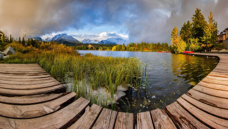 Jesenná panoráma Štrbského plesa v Národnom parku Vysoké Tatry