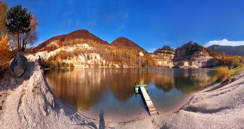Panoráma jesenného jazera Šútovo, Slovensko