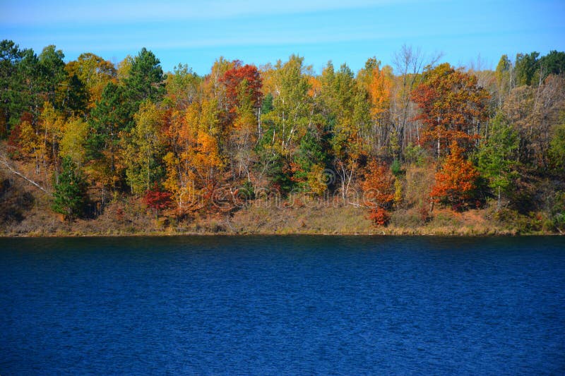 Autumn At Portsmouth Mine Lake - le Minnesota photos libres de droits Autumn At Portsmouth Mine Lake - le Minnesota photos libres de droits