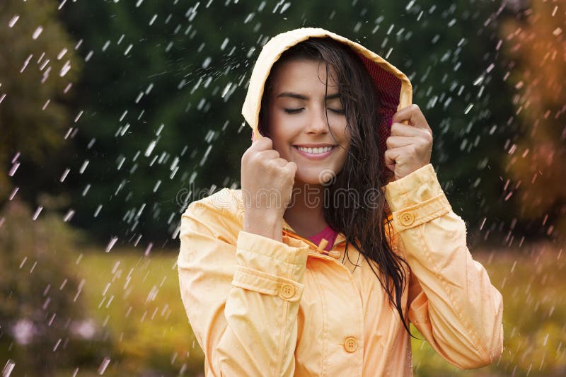 Una mujer belleza en otono la lluvia.