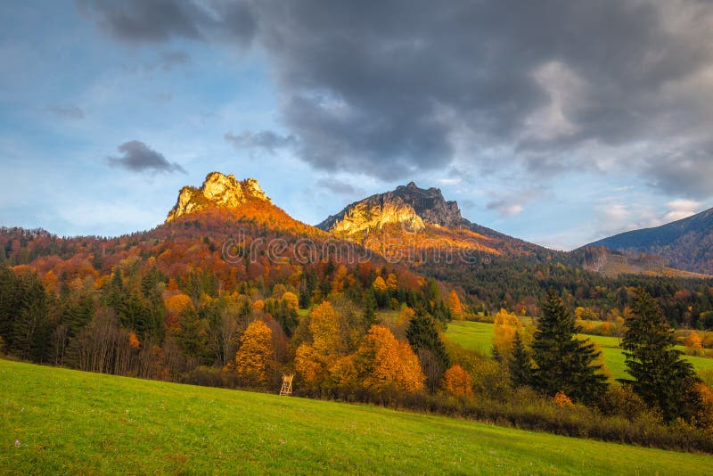 Jesenná vidiecka krajina s vrcholkami hôr na pozadí