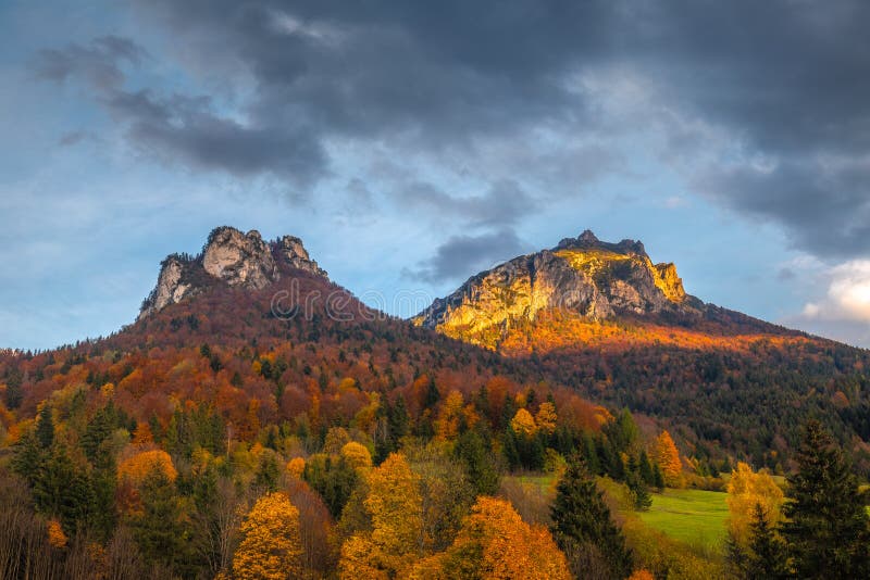 Jesenná vidiecka krajina s vrcholkami hôr na pozadí