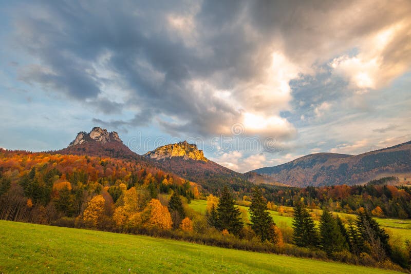 Jesenná vidiecka krajina s vrcholkami hôr na pozadí