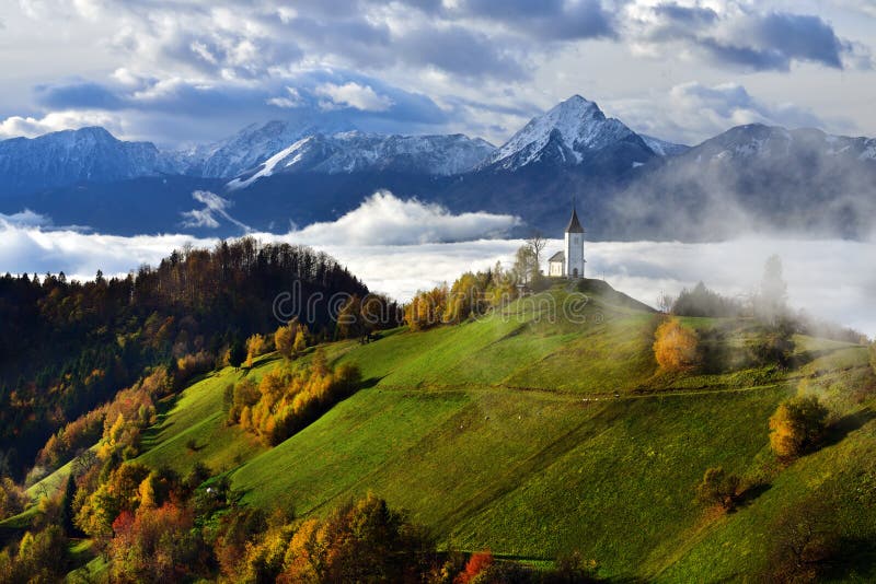 Jeseň scény v Slovinsku , hmla, white frost cez jesenné stromy , krajina, príroda, krásne scenérie, fascinujúce , turistickej oblasti , hory a mraky , jeseň, jeseň, matné pôdy , víchrica, za studena, v zime , modrá obloha, masív hôr , vzdialenej oblasti.