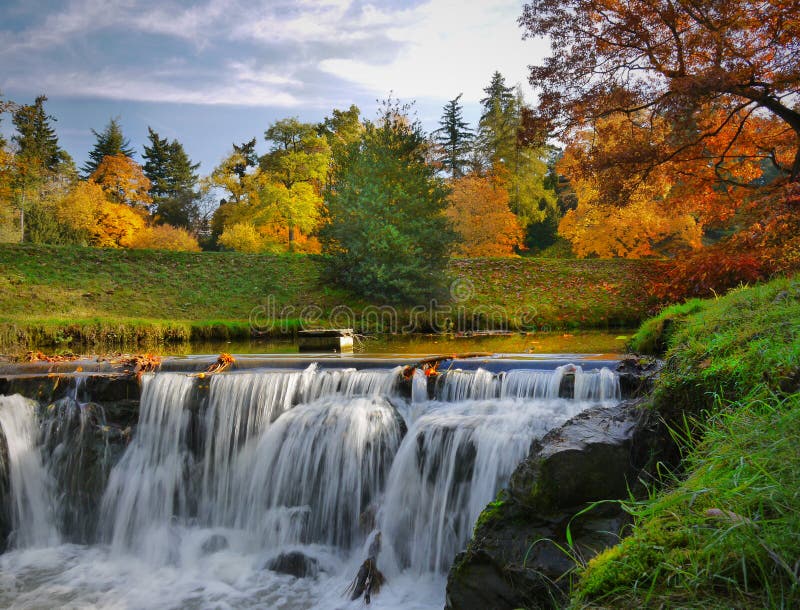 Autumn Scenery Waterfalls Park Landscape fotografía de archivo Autumn Scenery Waterfalls Park Landscape fotografía de archivo