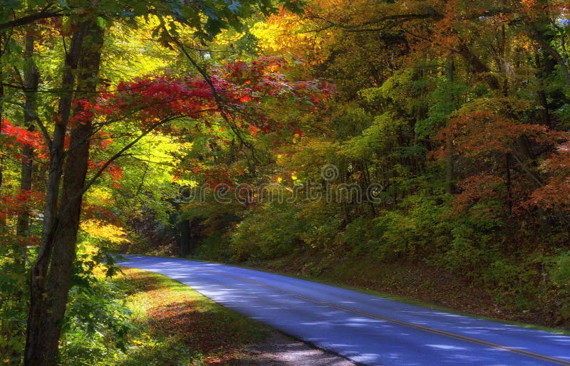 Autumn Scenic Drive a lo largo de Ridge Parkway azul en Caroli del norte imagen de archivo Autumn Scenic Drive a lo largo de Ridge Parkway azul en Caroli del norte imagen de archivo
