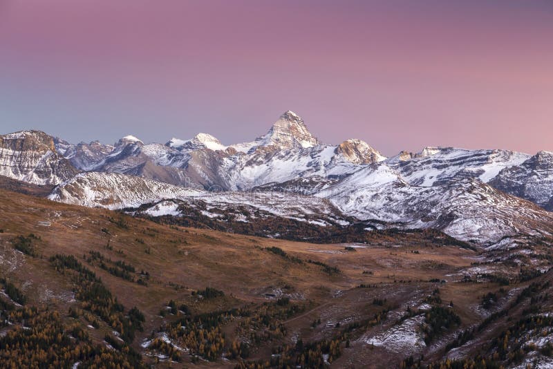 Autumn Sunset Landscape in Nationalpark Banffs lizenzfreies stockfoto Autumn Sunset Landscape in Nationalpark Banffs lizenzfreies stockfoto