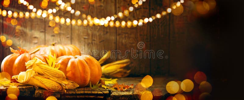 Autumn Thanksgiving-Kürbise über hölzernem Hintergrund