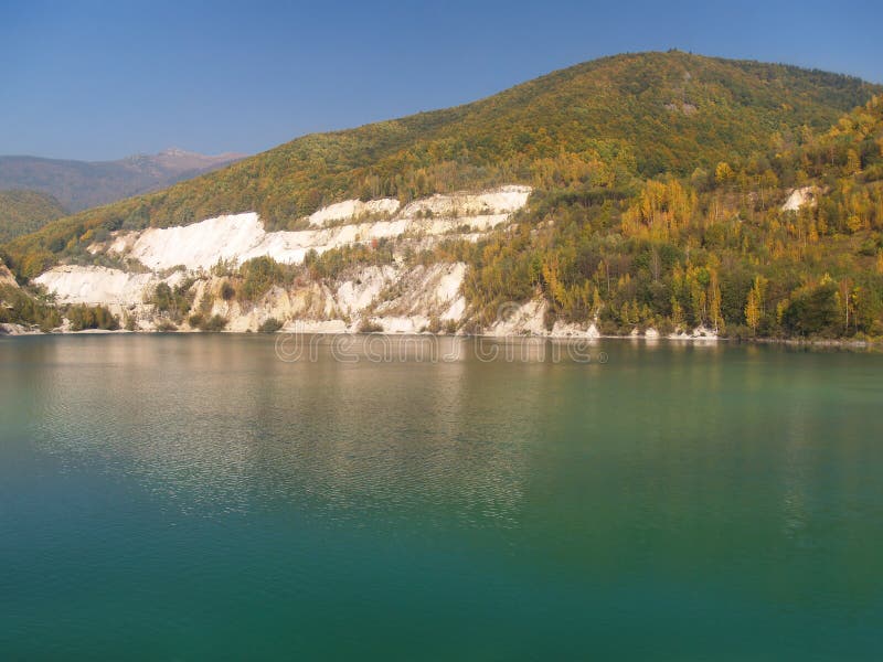 Jesenný pohľad na jazero Šútovo, Slovensko