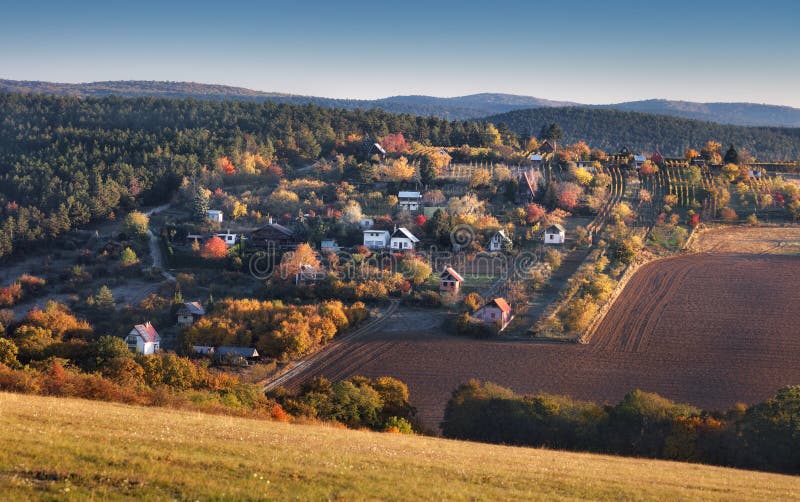 Jesenná dedinka pri východe slnka, vidiek - Slovensko
