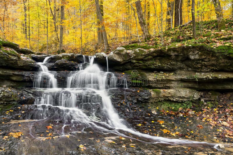 Autumn Waterfall på Tailwater royaltyfria bilder Autumn Waterfall på Tailwater royaltyfria bilder