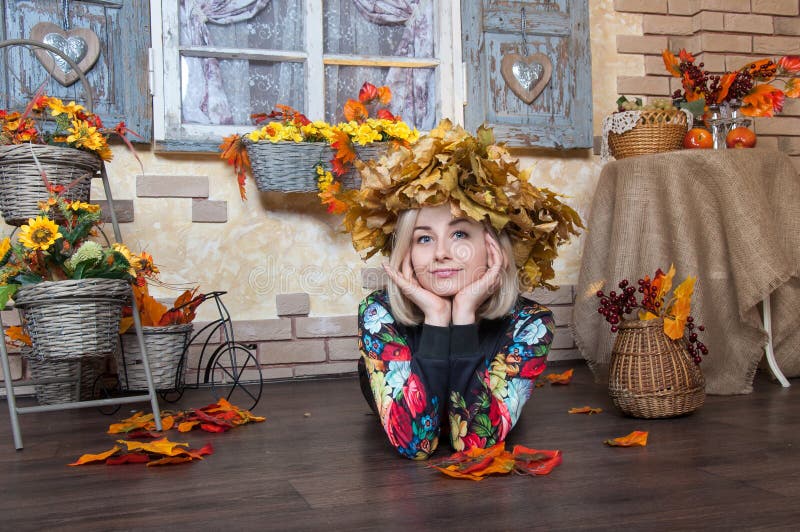 Autumn Woman com Autumn Leaves Jovem mulher alegre com autum imagem de stock royalty free Autumn Woman com Autumn Leaves Jovem mulher alegre com autum imagem de stock royalty free
