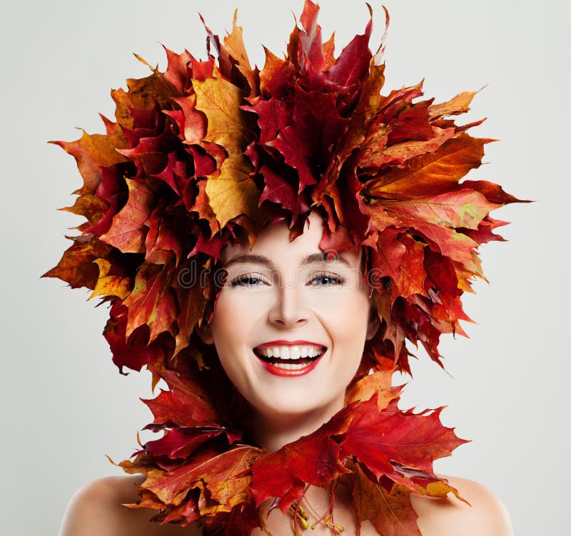 Autumn Woman Laughing Nedgånglönnlövkrans royaltyfri foto Autumn Woman Laughing Nedgånglönnlövkrans royaltyfri foto