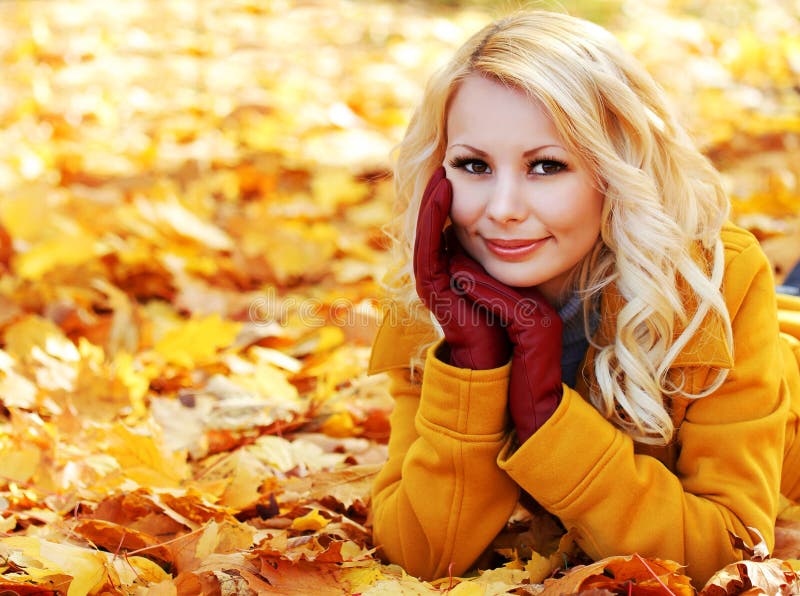Autumn Woman med lönnlöv Blond härlig flicka i nedgång arkivfoto Autumn Woman med lönnlöv Blond härlig flicka i nedgång arkivfoto