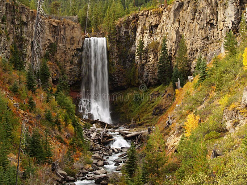 Autunno alle cadute di Tumalo immagine stock Autunno alle cadute di Tumalo immagine stock