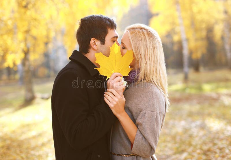 Autunno, amore, relazioni e concetto della gente - coppia graziosa fotografia stock Autunno, amore, relazioni e concetto della gente - coppia graziosa fotografia stock