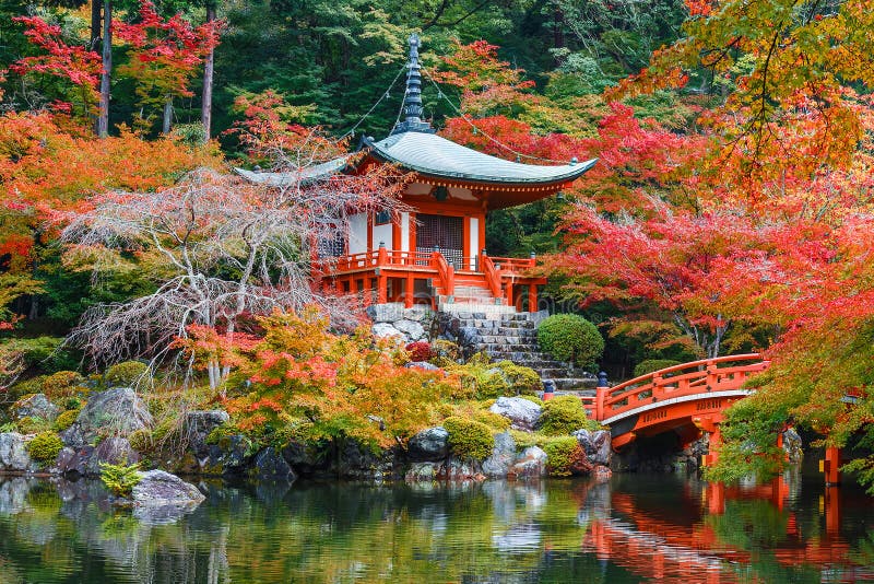Autunno in anticipo al tempio di Daigoji a Kyoto fotografia stock Autunno in anticipo al tempio di Daigoji a Kyoto fotografia stock
