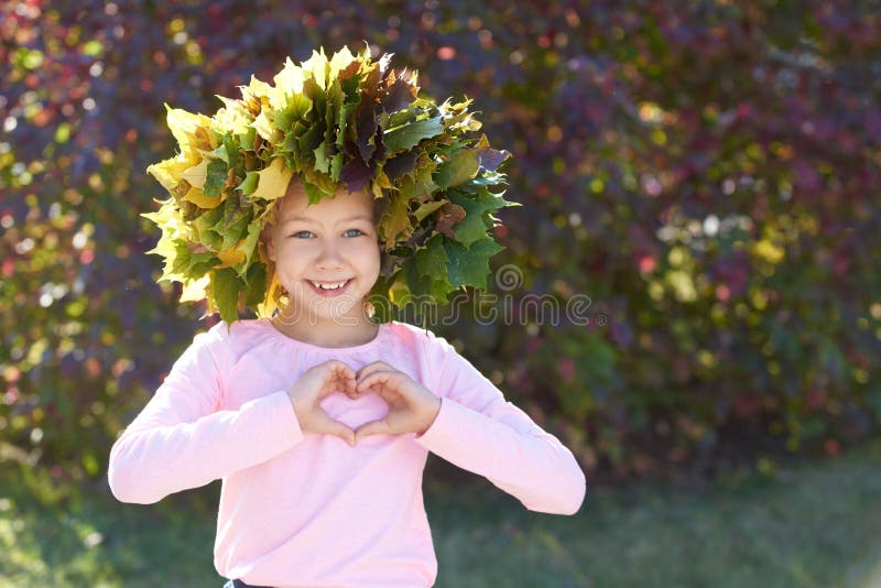 Autunno Cuore Corona Ragazza del ritratto Bambino di sorriso fotografie stock