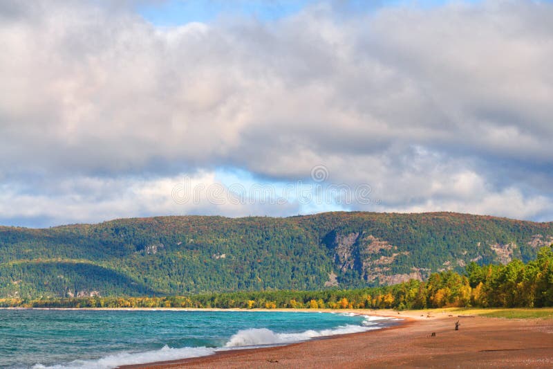 Autunno sulla spiaggia della baia di Agawa, il lago Superiore, Ontario fotografie stock libere da diritti Autunno sulla spiaggia della baia di Agawa, il lago Superiore, Ontario fotografie stock libere da diritti