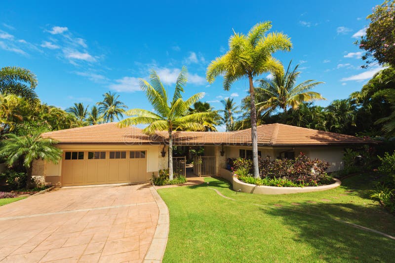 Außenansicht des Luxushauses, des Front Lawns und der Fahrstraße lizenzfreies stockbild Außenansicht des Luxushauses, des Front Lawns und der Fahrstraße lizenzfreies stockbild