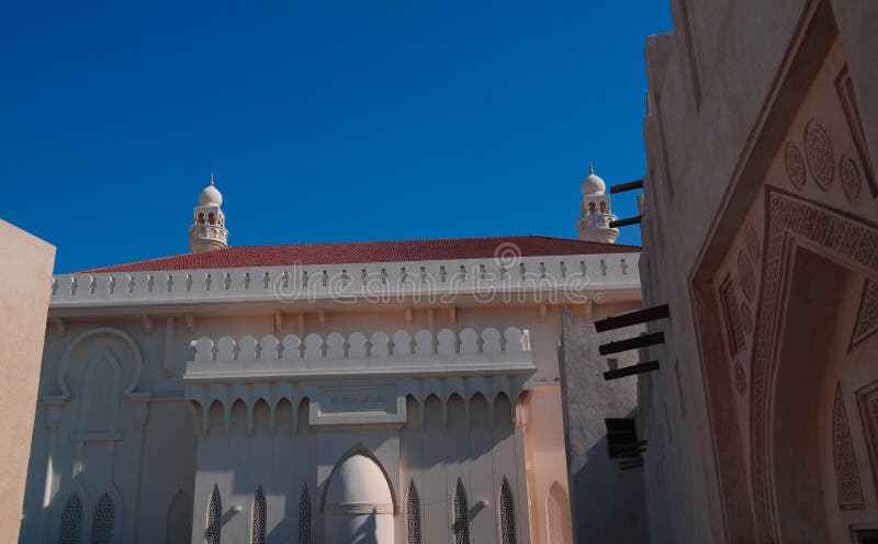Außenansicht zu Sheikh Isa Bin Ali Al Khalifa-Haus und zur Moschee, Manama, Bahrain stockbild Außenansicht zu Sheikh Isa Bin Ali Al Khalifa-Haus und zur Moschee, Manama, Bahrain stockbild