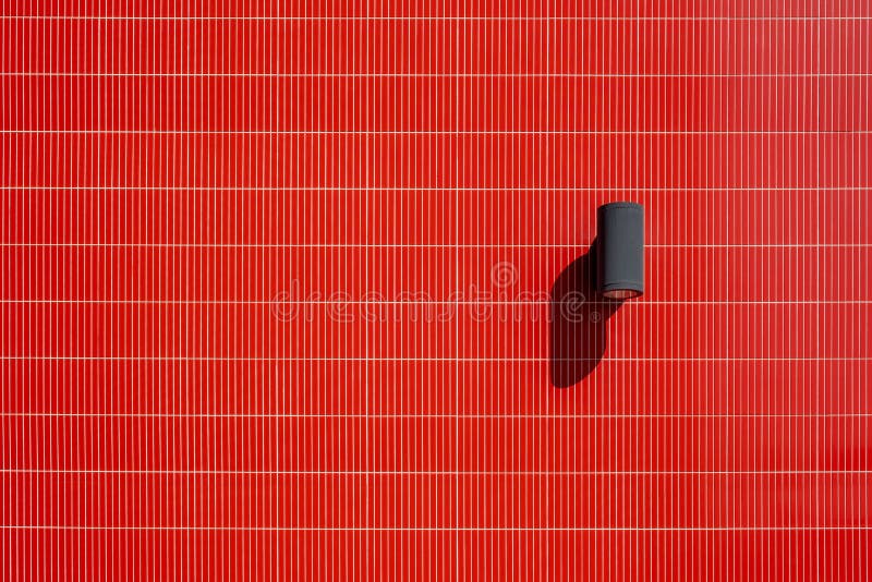 Außenleuchte in gewohnter roter Fliesenwand lizenzfreie stockbilder Außenleuchte in gewohnter roter Fliesenwand lizenzfreie stockbilder