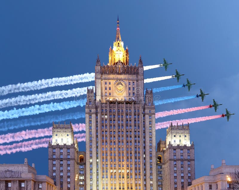 Außenministerium der Russischen Föderation und russische Militärflugzeuge fliegen in Bildung, Moskau, Russland stockfotos Außenministerium der Russischen Föderation und russische Militärflugzeuge fliegen in Bildung, Moskau, Russland stockfotos
