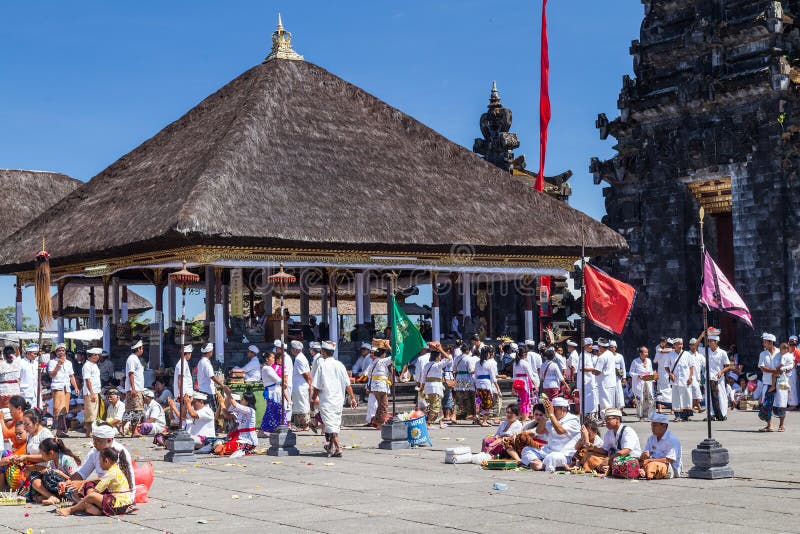 By av Besakih, Bali/Indonesien - circa Oktober 2015: Folk som ber i den Pura Besakih Balinese templet fotografering för bildbyråer By av Besakih, Bali/Indonesien - circa Oktober 2015: Folk som ber i den Pura Besakih Balinese templet fotografering för bildbyråer